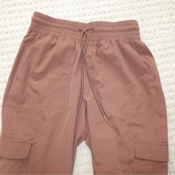 Old Navy Women’s Quick Dry Stretchtech Cargo Pants - Brown - XS - Picture 4 of 4